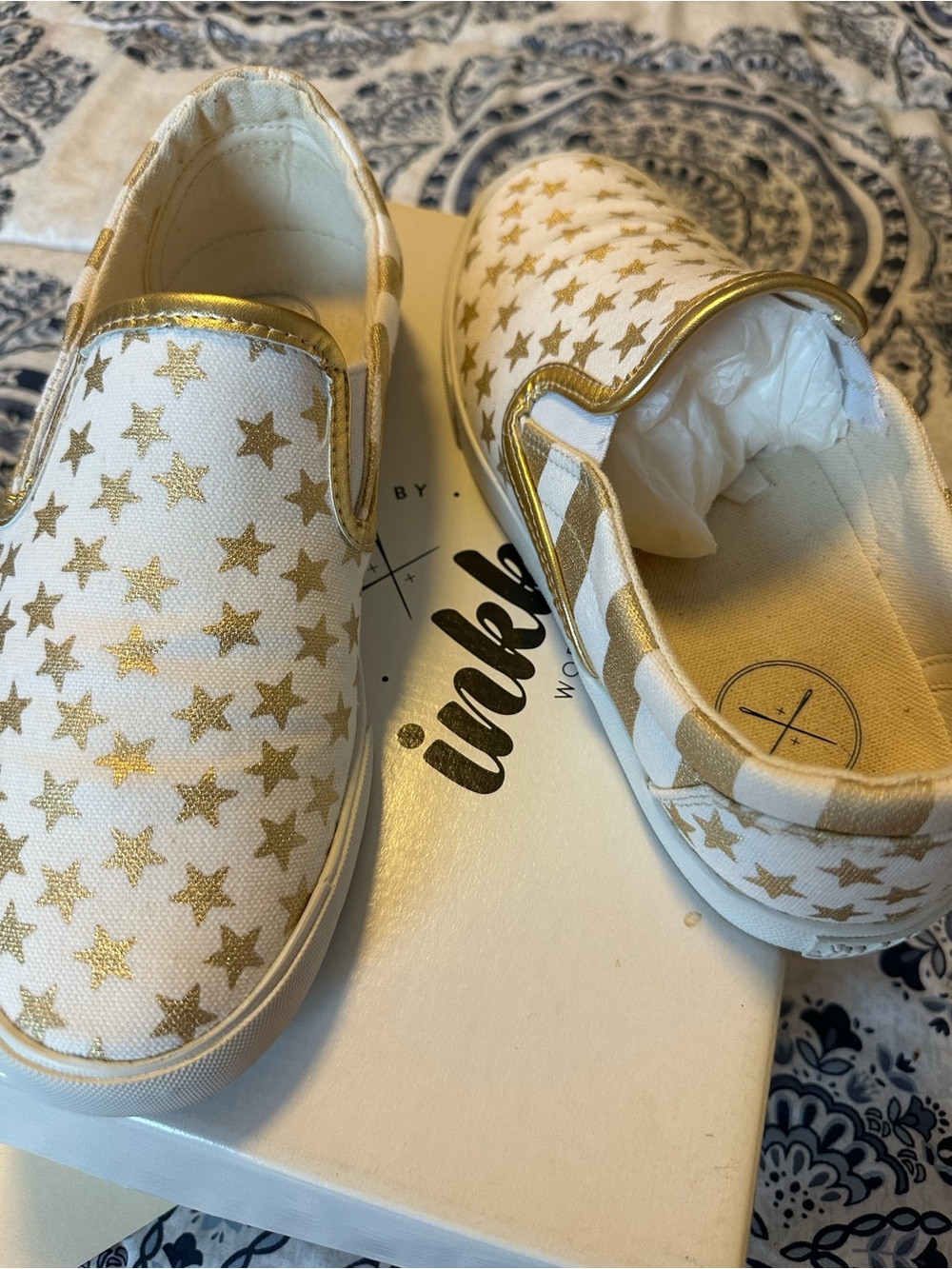 inkkas White Slip-On Sneakers with Gold Star Print